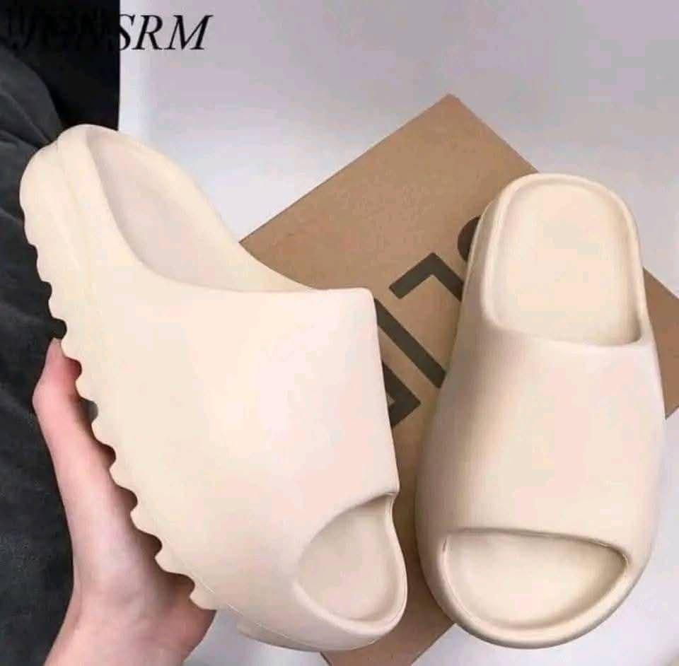 Palette de Yeezy Slides (600 pièces par palette)