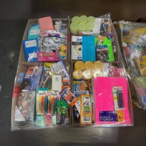 Palette Rentrée Scolaire : trousses, cahiers, stylos, calculatrices, fournitures.