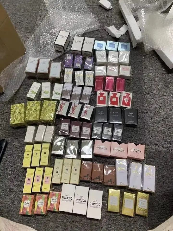 Palette de Mini Parfums – 250 pièces par palette