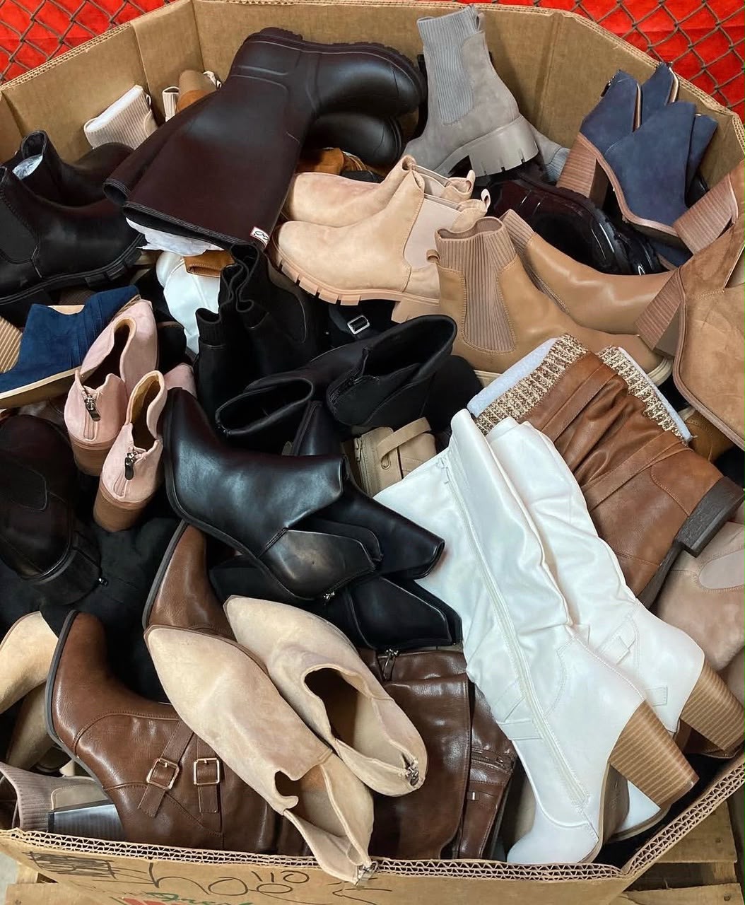 Palette Chaussures d’Hiver pour Femmes – 100 à 150 paires Palette Chaussures d’Hiver pour Femmes – 100 à 150 paires – Image 4